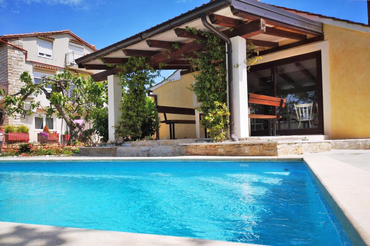 Nyaraló Rustic House With Private Swimming Pool Póla